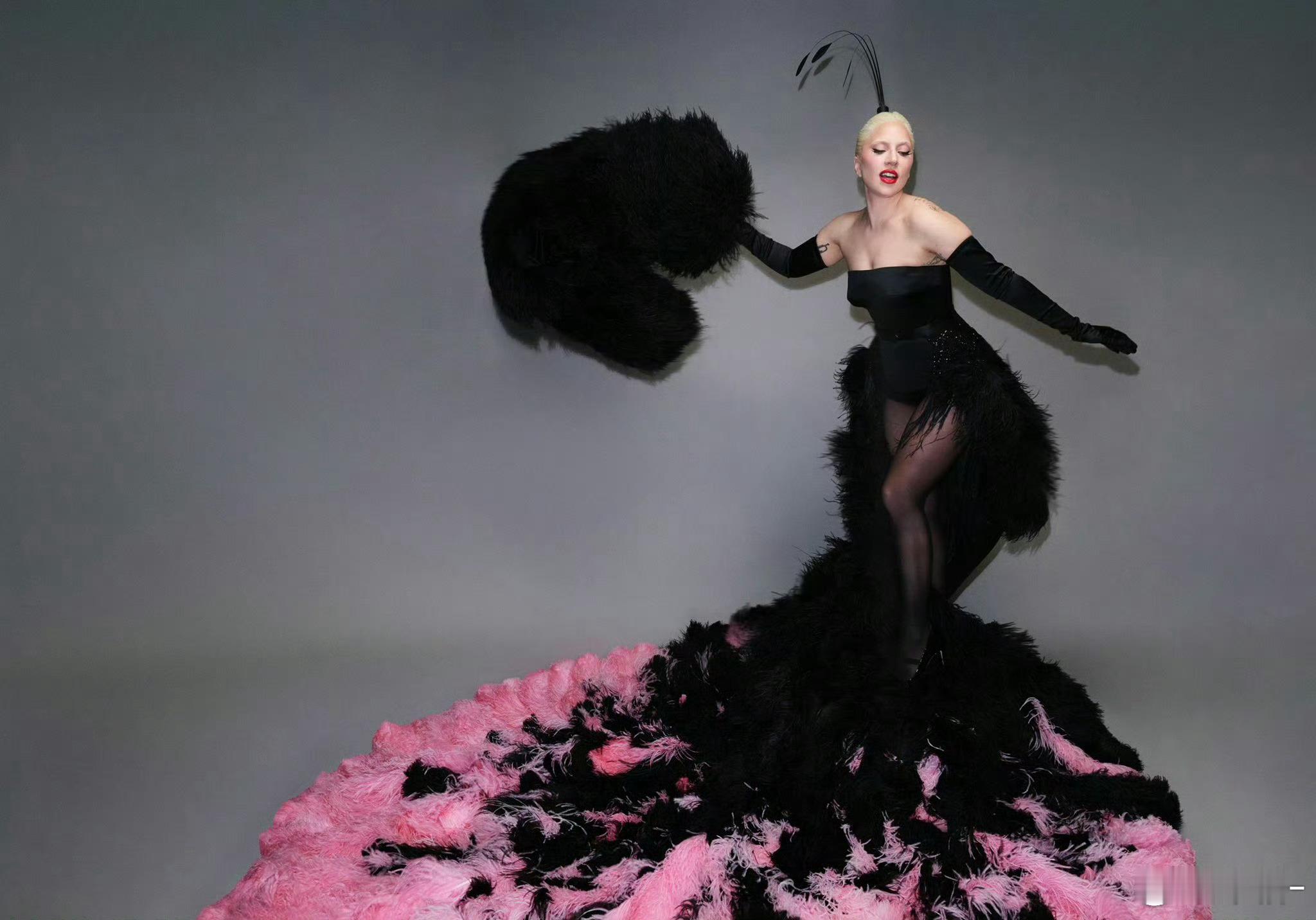 #Dior礼服贯穿奥运开幕和闭秀# 巴黎奥运开闭幕式上，很多重要时刻都有着DIO