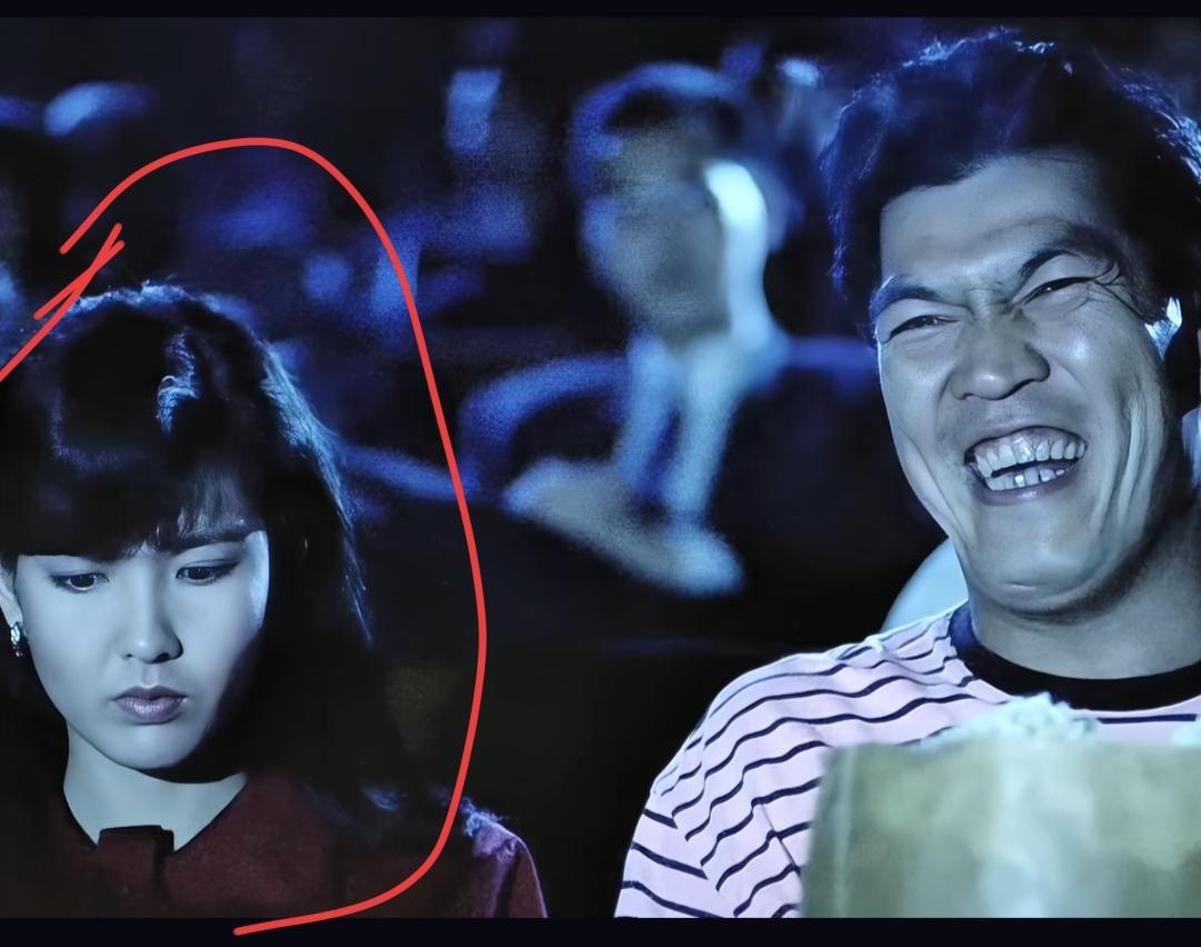 这俩人，一个笑得合不拢嘴，一个一脸无语。太年轻了，这是哪位美女？什么电影你还记得