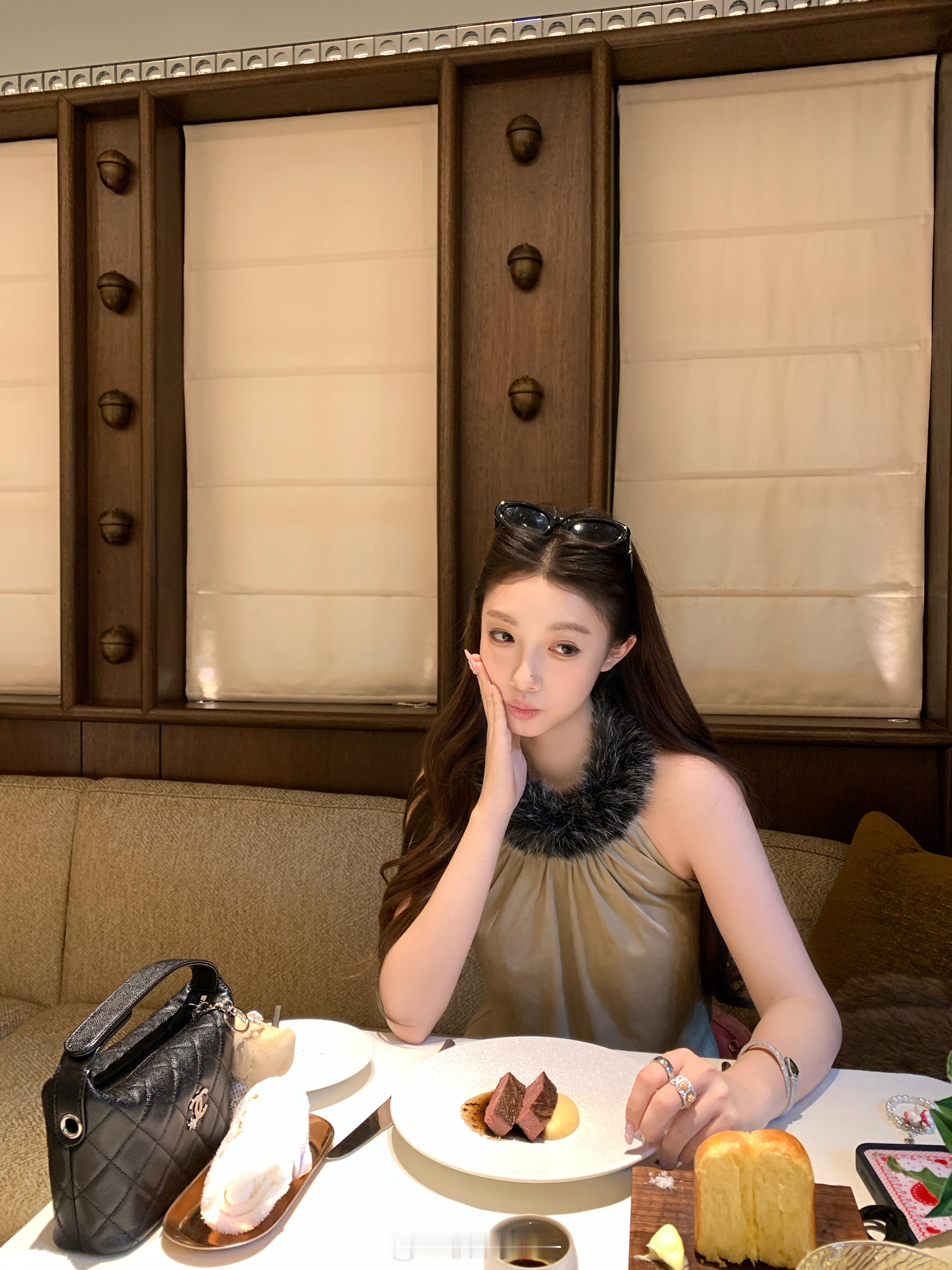 板栗可可Bankelili12/8/20:00上身可以说是把冷都女的feel拿捏