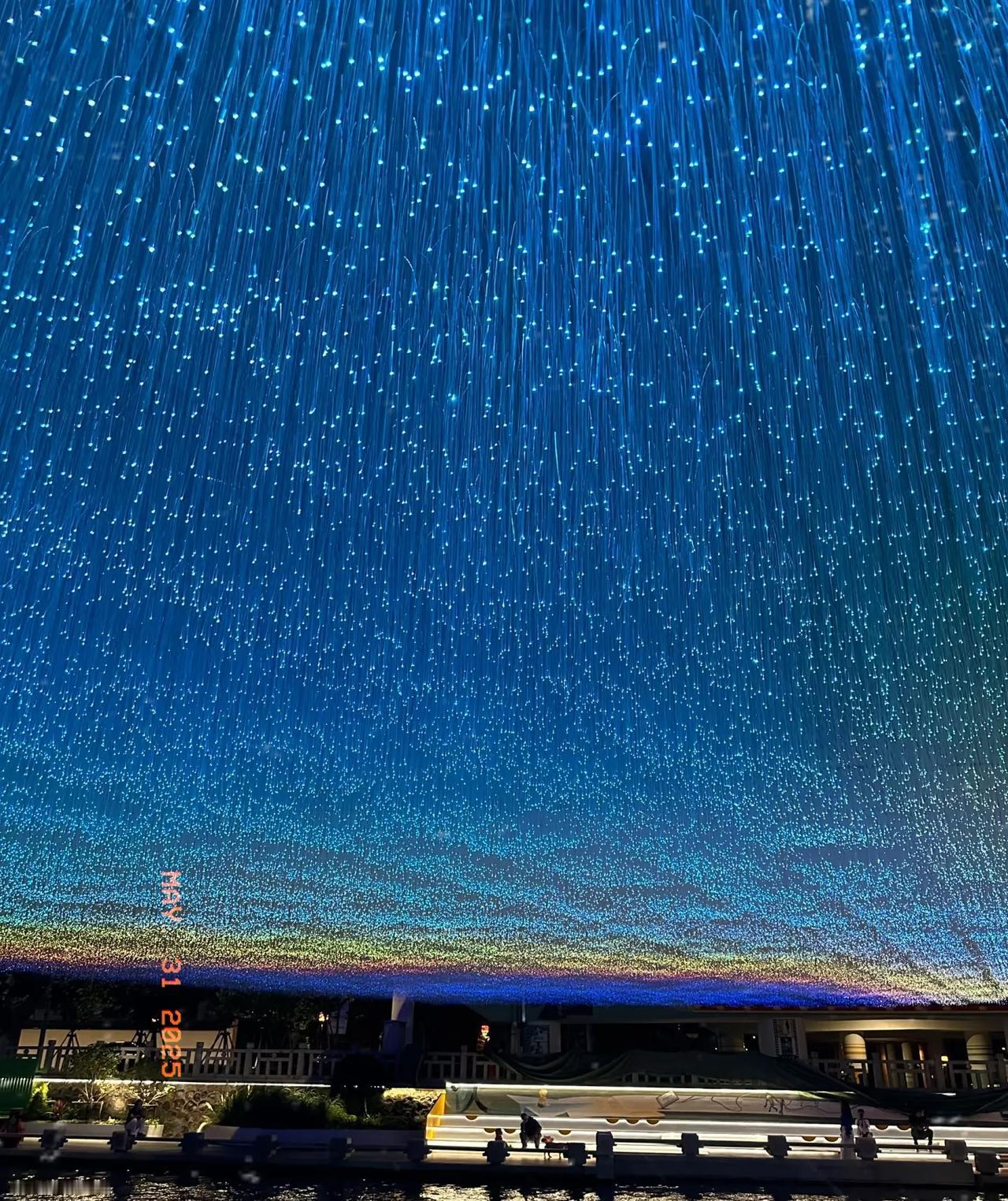 无锡也太超前了！古运河桥下装个星空顶！
繁星点点，好似银河落人间！