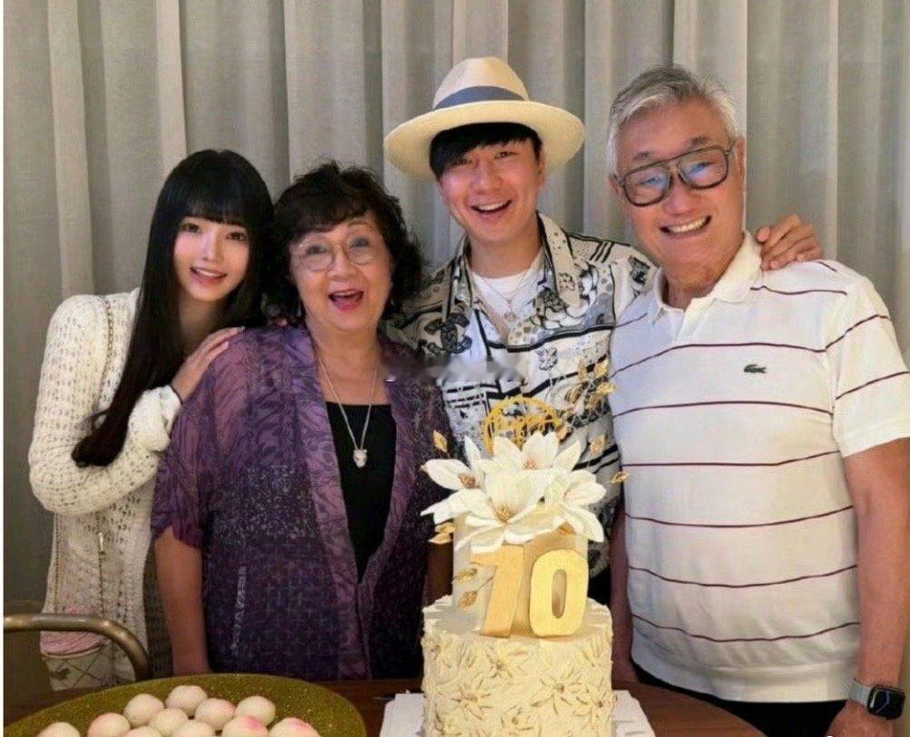 七七毕业于帕森斯设计学院无论毕业于哪里，都是网红出身！关键是网红也不丢人，不用买