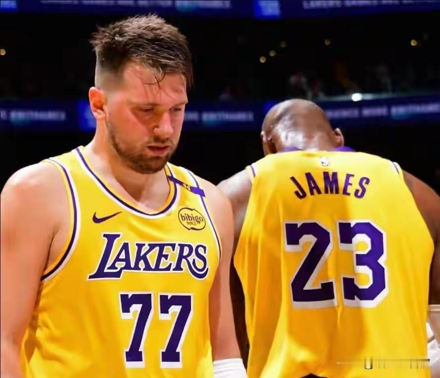 据腾讯某位知名解说透露，洛杉矶湖人队内部应该是出大问题了。
首先41岁老将詹姆斯