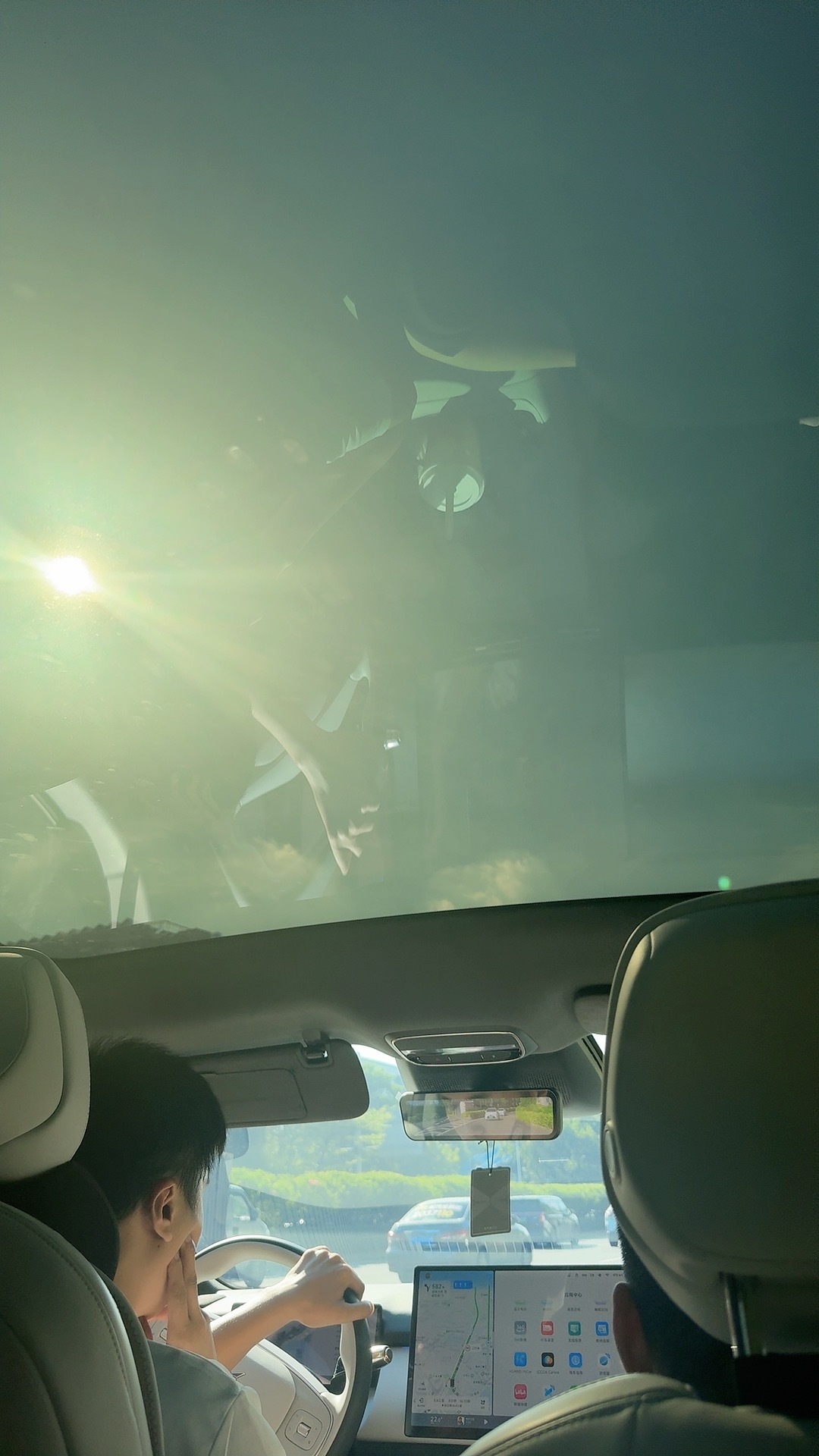 也没人跟我说坐小鹏p7+也需要带个草帽啊 好晒 ​​​