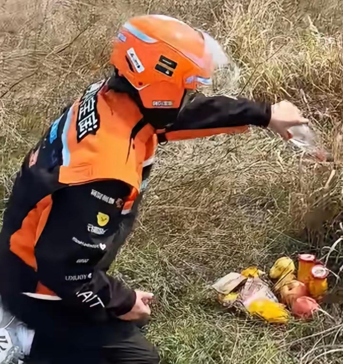 现在的人真是越来越会整活，清明祭祖都能点外卖代劳，看完真是哭笑不得。

有位孙子