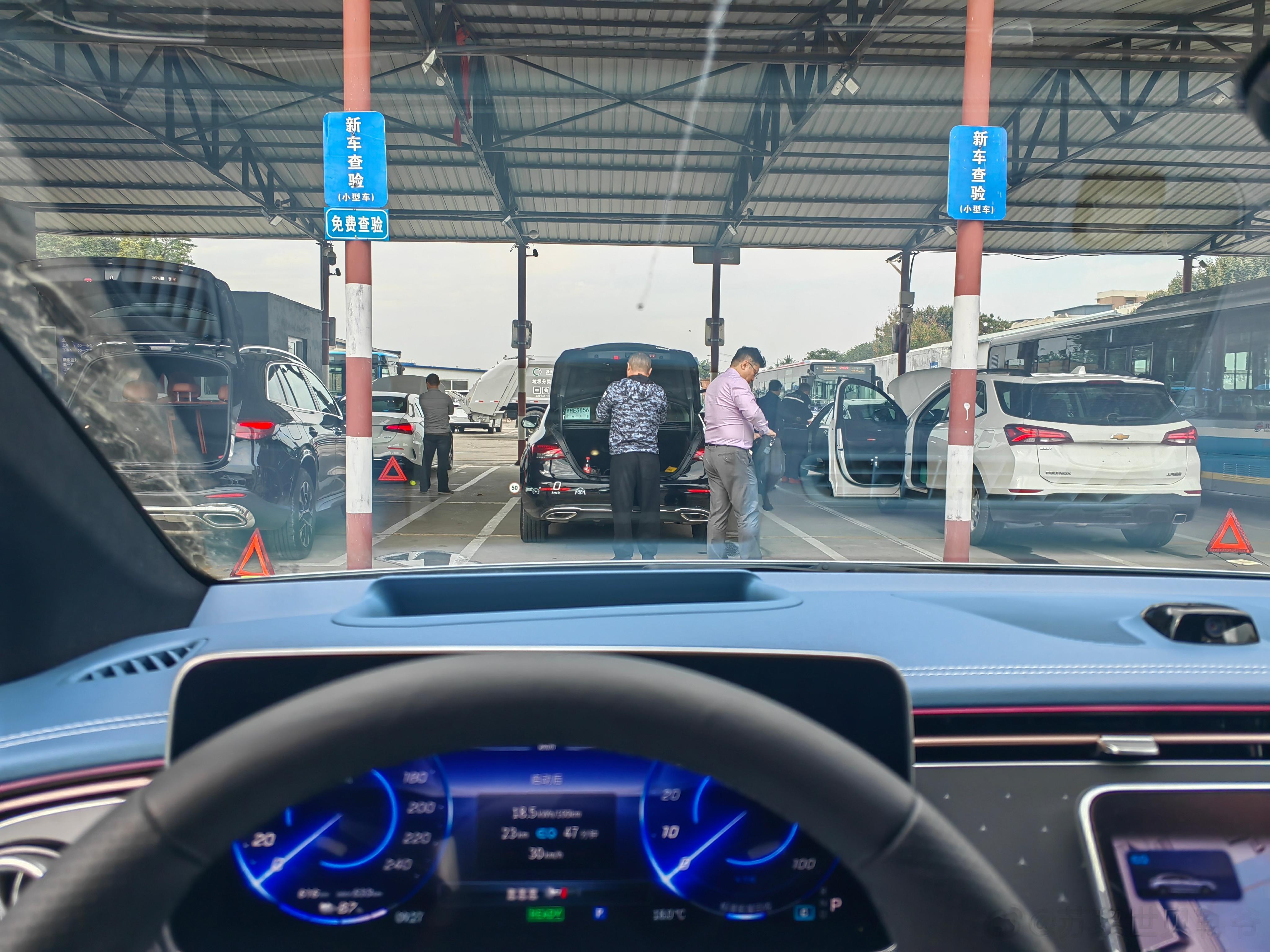 来上牌儿了，正好前面两台都是奔驰油车，一台GLC300L一台E300 L。现场代