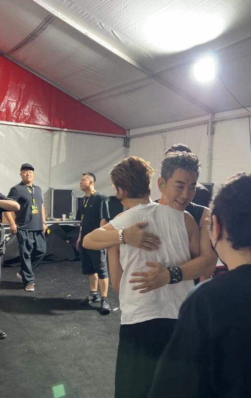 吴克群告白任贤齐  谁能忍住不被这波音乐节上的兄弟情暴击啊！吴克群在舞台上毫不犹