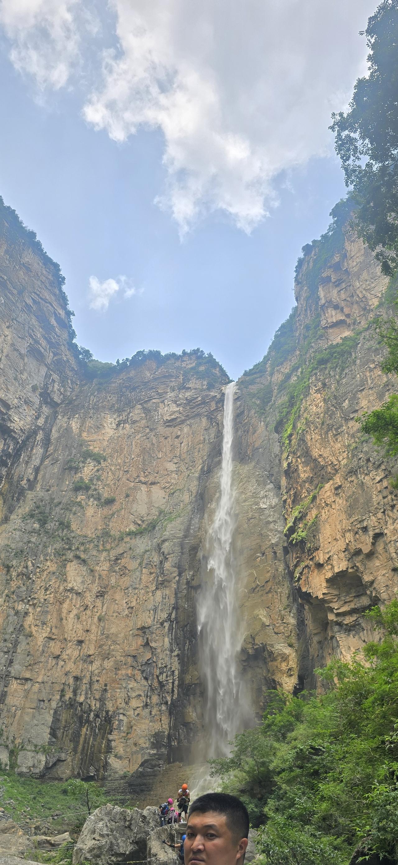 铁崖壁立高云端，飞瀑天降下神山；
惊动流云空散去，唯听涛声满林间。
云台山泉瀑峡