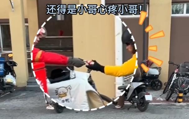 京东买药骑手给同行送温水圈粉 成年人的世界没有容易二字，但在寒风里，总有人在偷偷