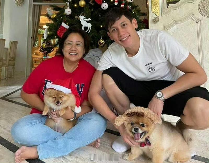 Psi亲妈作为原告，却因精神紧张、压力过大今日未能到庭。 