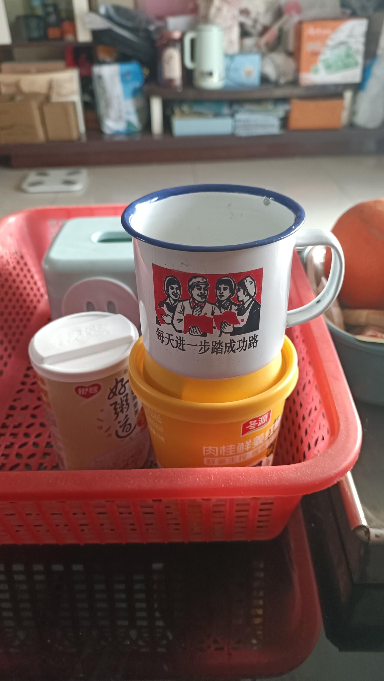 起床到底是先喝水还是先吃饭?应该先喝水，起床第一件事就是喝水，滋润一下经过一夜工