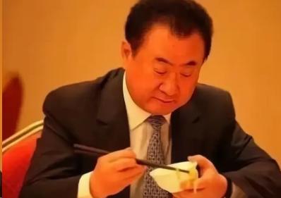 当万达背负6000亿债务，风雨飘摇之际，王健林之所以未步许家印后尘，核心在于他是