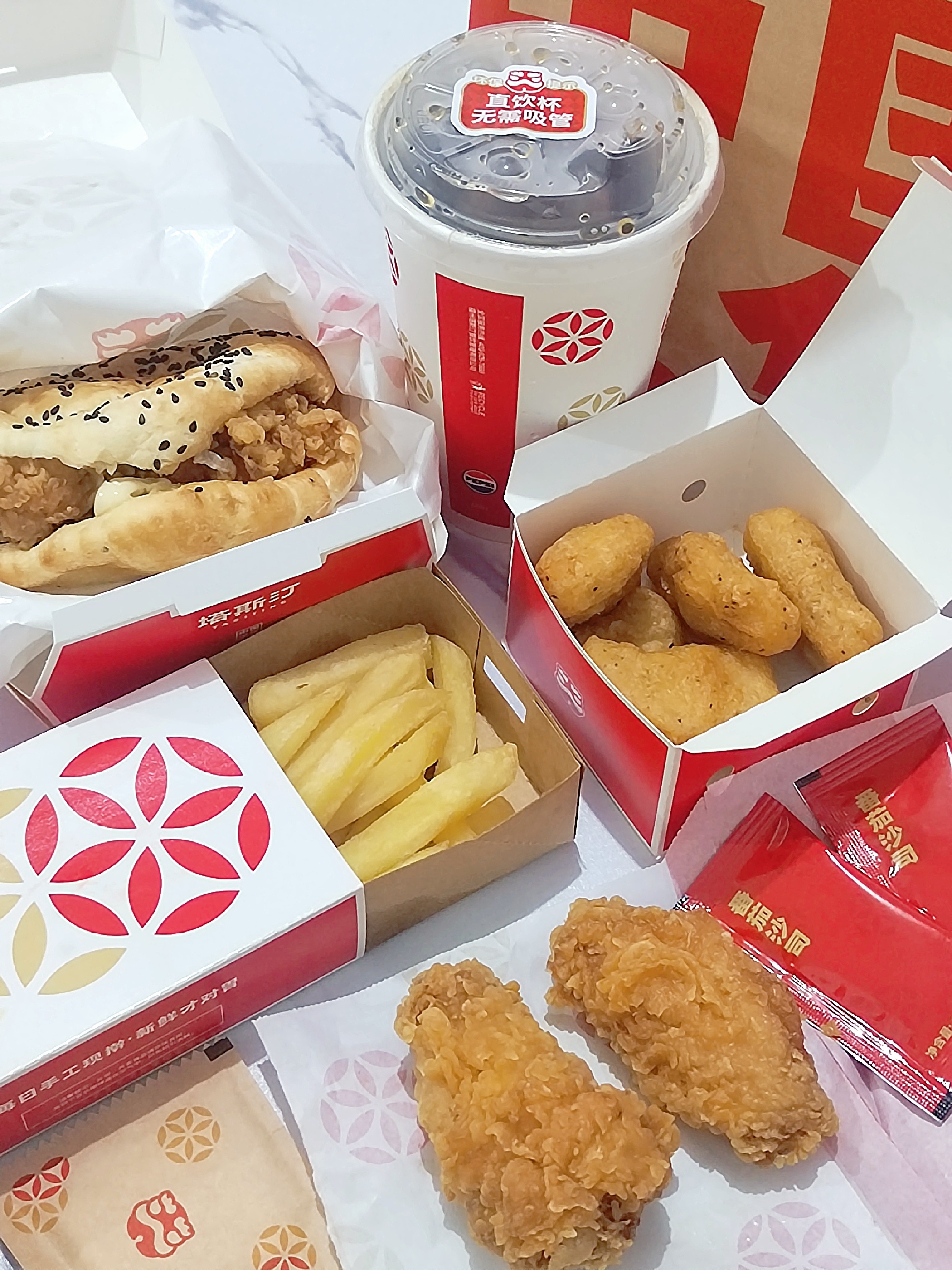 果然加完班只有垃圾食品能提神 ​​​