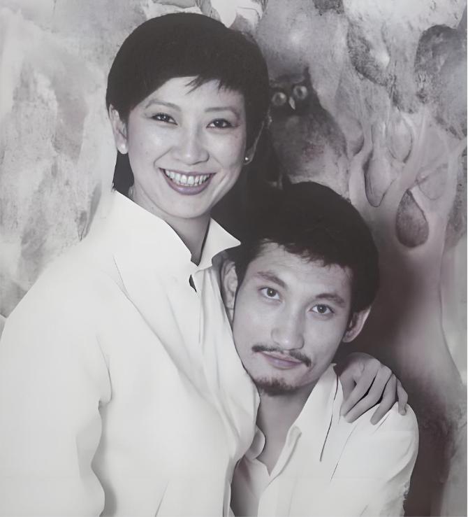 徐克与施南生的故事告诉我们：夫妻之间最牢固的不一定是感情，而是孩子。
这从二人离
