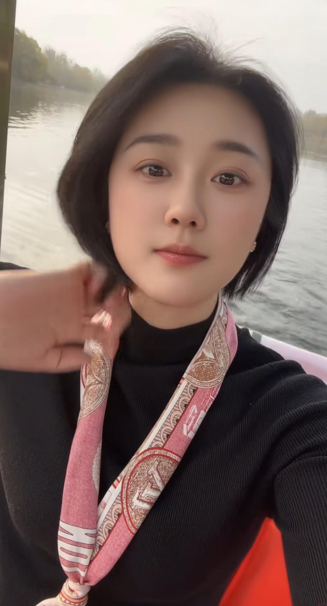 在湖边自拍，心情大好！🌊📸