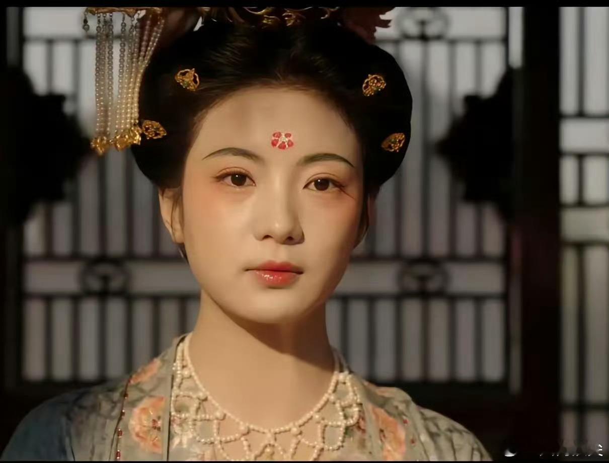 《国色芳华》里的女二张钦雅她在《古相思曲》里面多好看啊，到了《国色芳华》就显得木