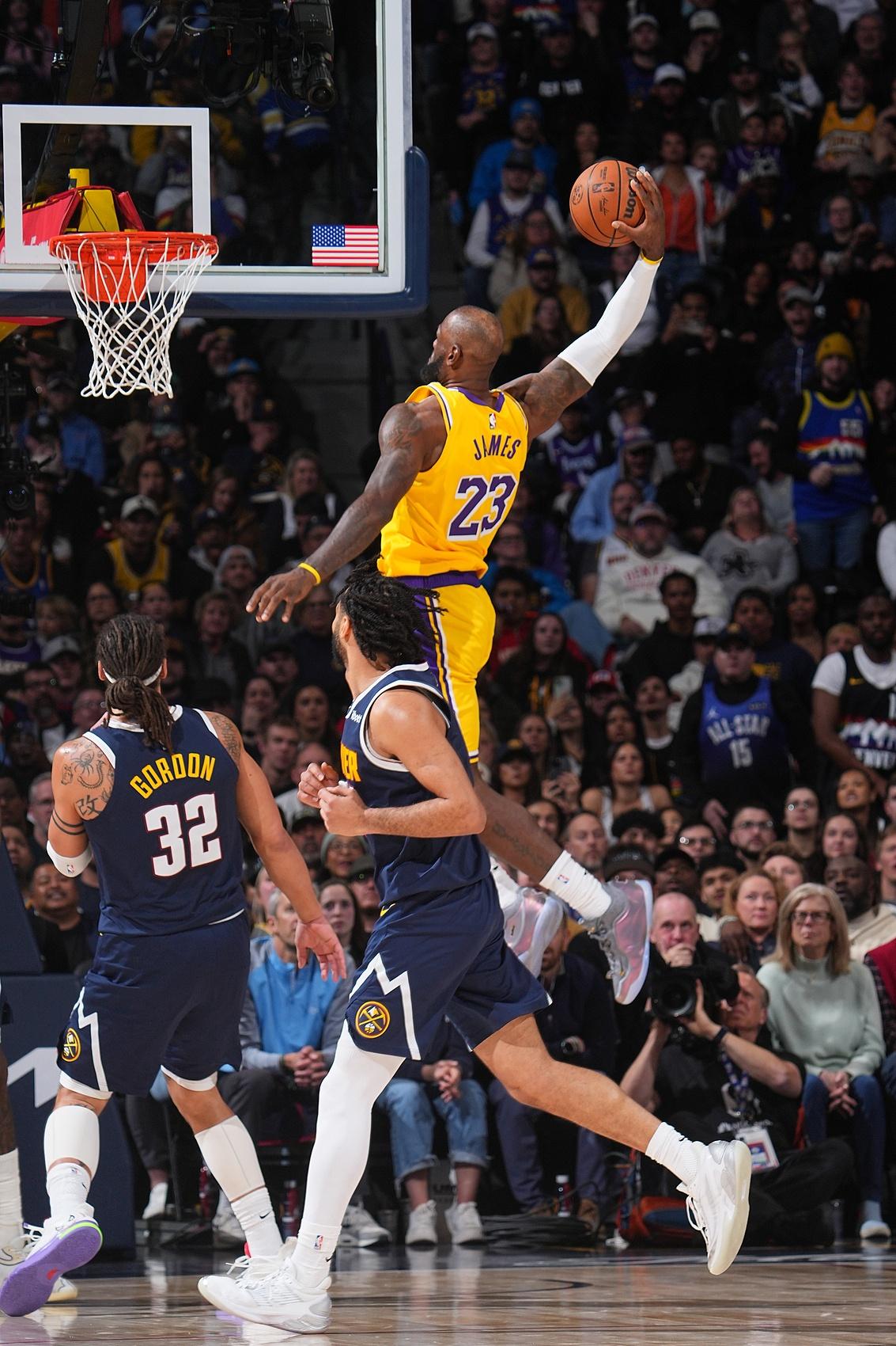 合格二当家老詹也能飞！湖人开启艰难八连客。西部焦点之战湖人客场115:107逆转