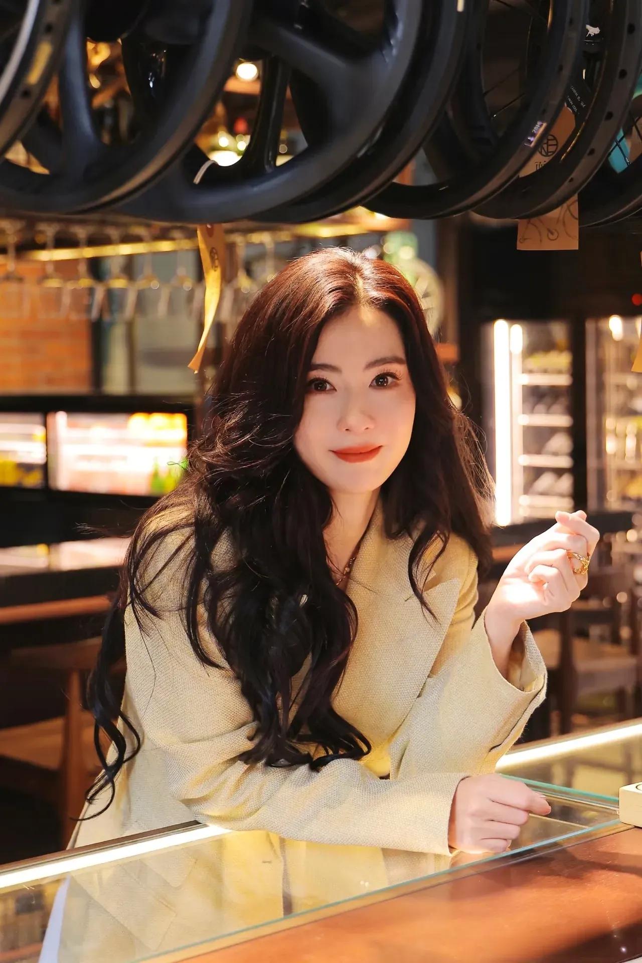 谢霆锋沉默，谢贤也沉默！

张柏芝和余毓兴的违约纠纷闹得沸沸扬扬，没想到反倒扒出