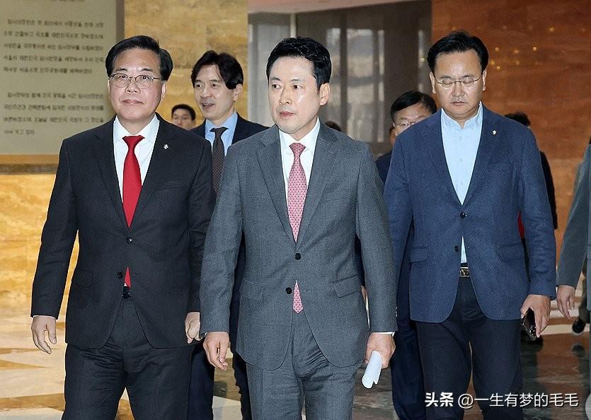 9日下午，韩国最大在野党国民力量党召开的紧急议员总会，虽是院内代表宋彦锡为讨论地