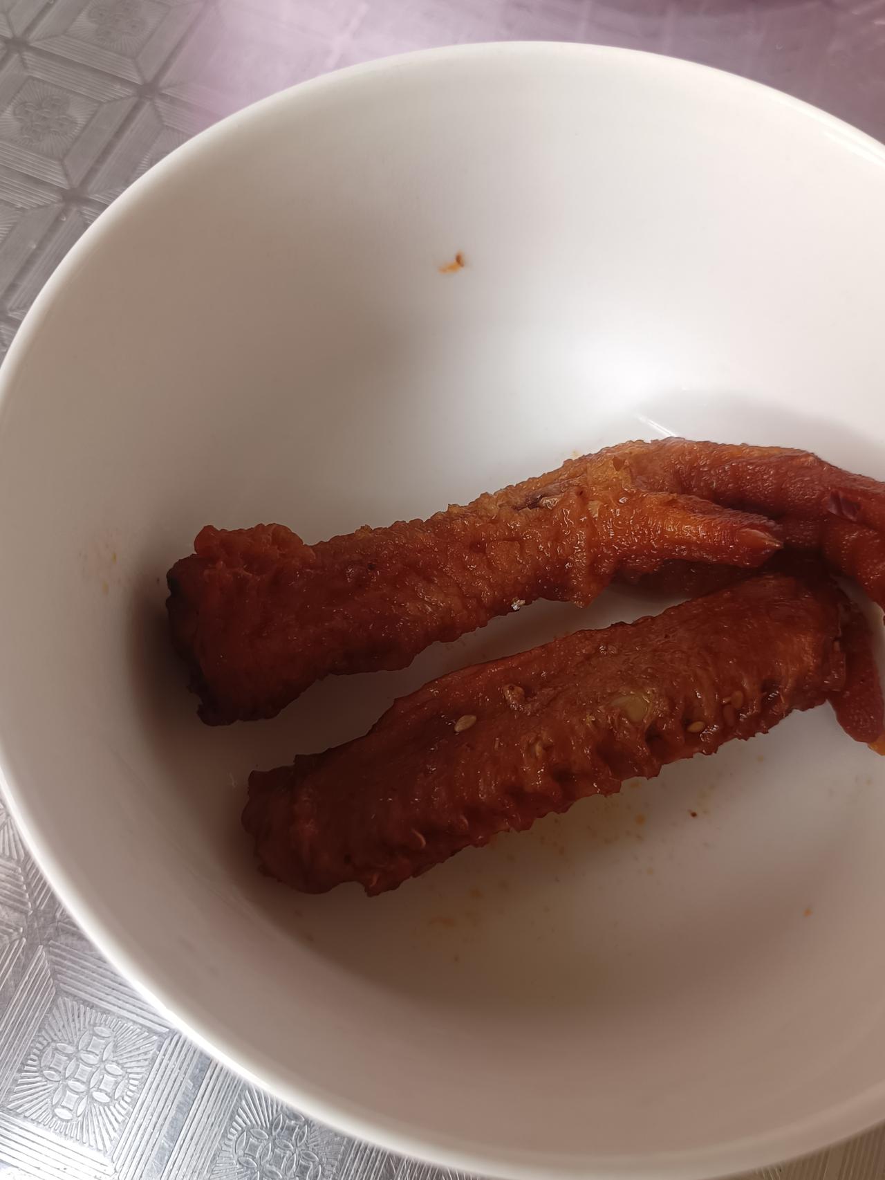 我一直都认为我是一个成熟稳重合格的妈妈，快40岁的我今天和儿子一起出去买好吃的，