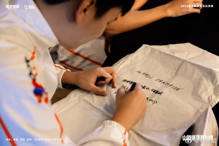 一盏盏孔明灯，无数个滚烫的梦想——选手们亲手写下的，是对冠军的渴望，更是对这片赛