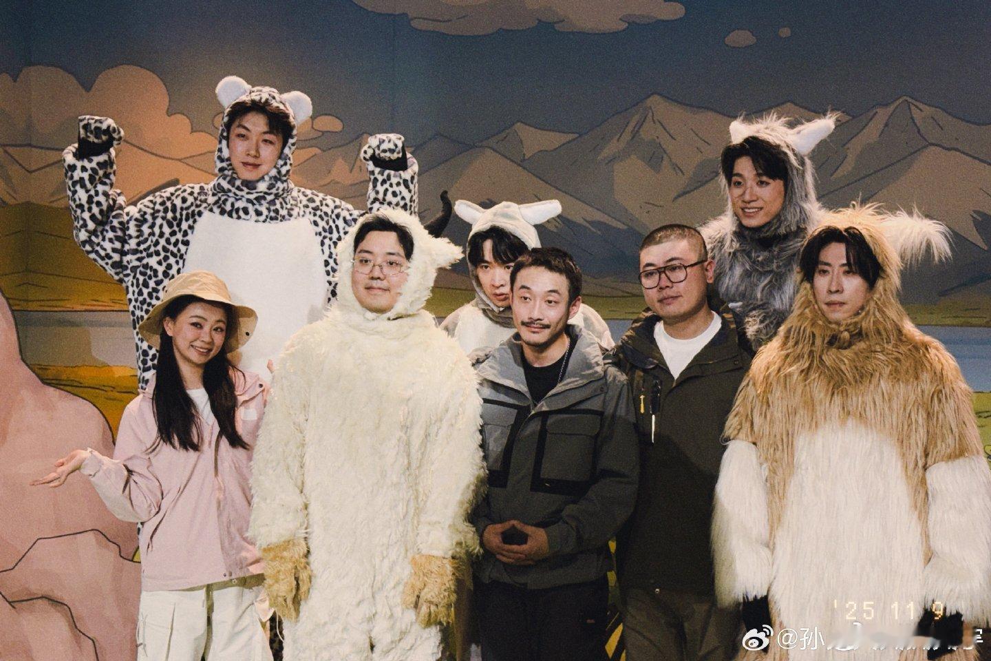 吕严健身时看八仙子的团建视频 别人健身听音乐，吕严健身看八仙子的综艺，铺好毛巾，