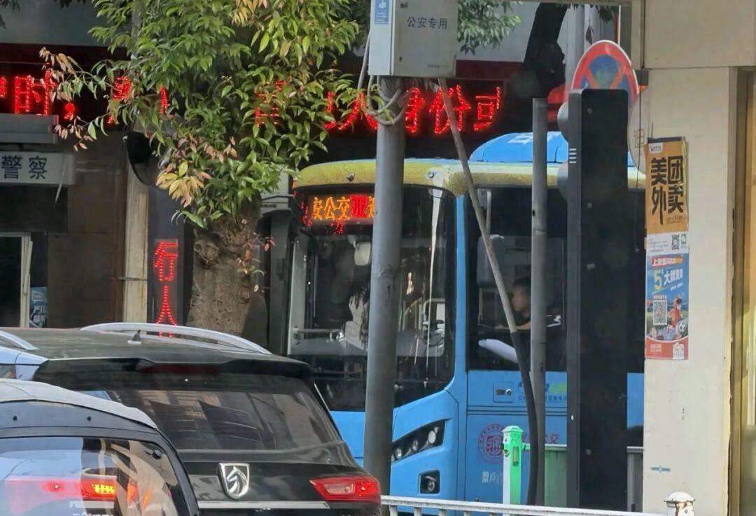 终于等到！9月15日报道，停运整整80天的兴安702路公交正式恢复运营，让沿线村