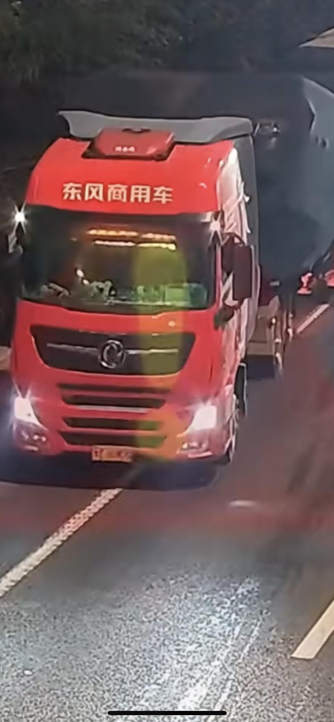 错过出口，竟在高速公路倒车！
近日，货车驾驶人杨某因走错路，抱着不会被发现的侥幸