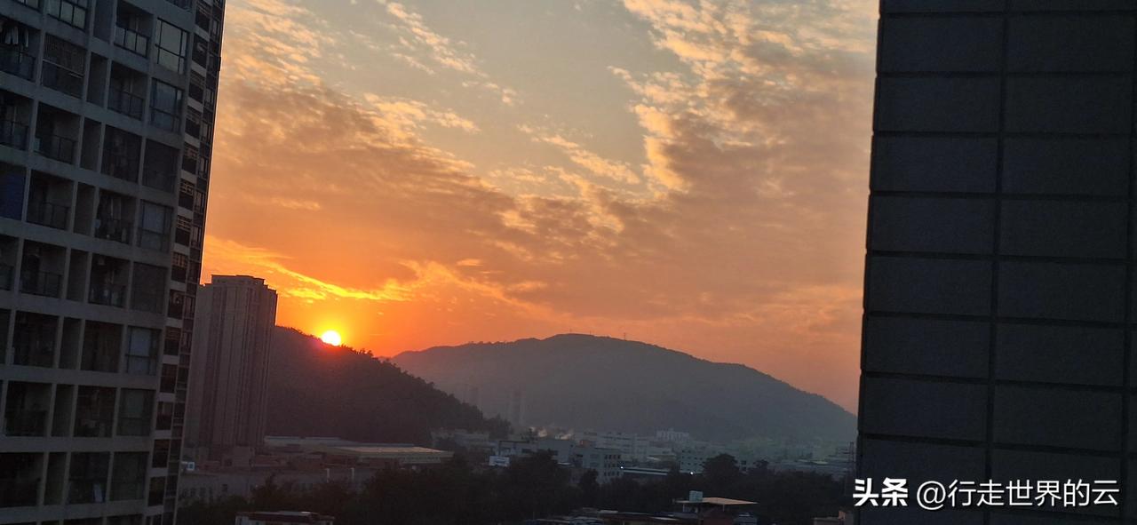 斜阳西下，落日熔金。又到夕阳无限好的那一刻，静静地欣赏吧