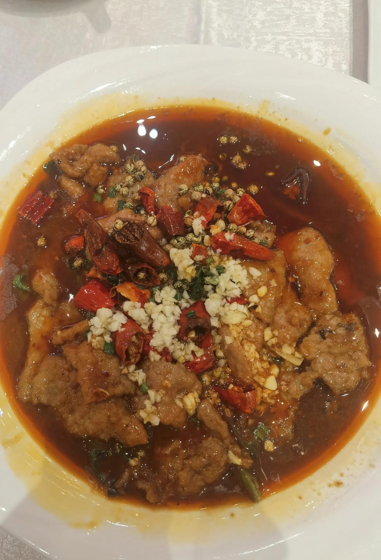 水煮牛肉的制作方法：

 食材

主料：牛里脊肉300克。
辅料：豆芽100克，