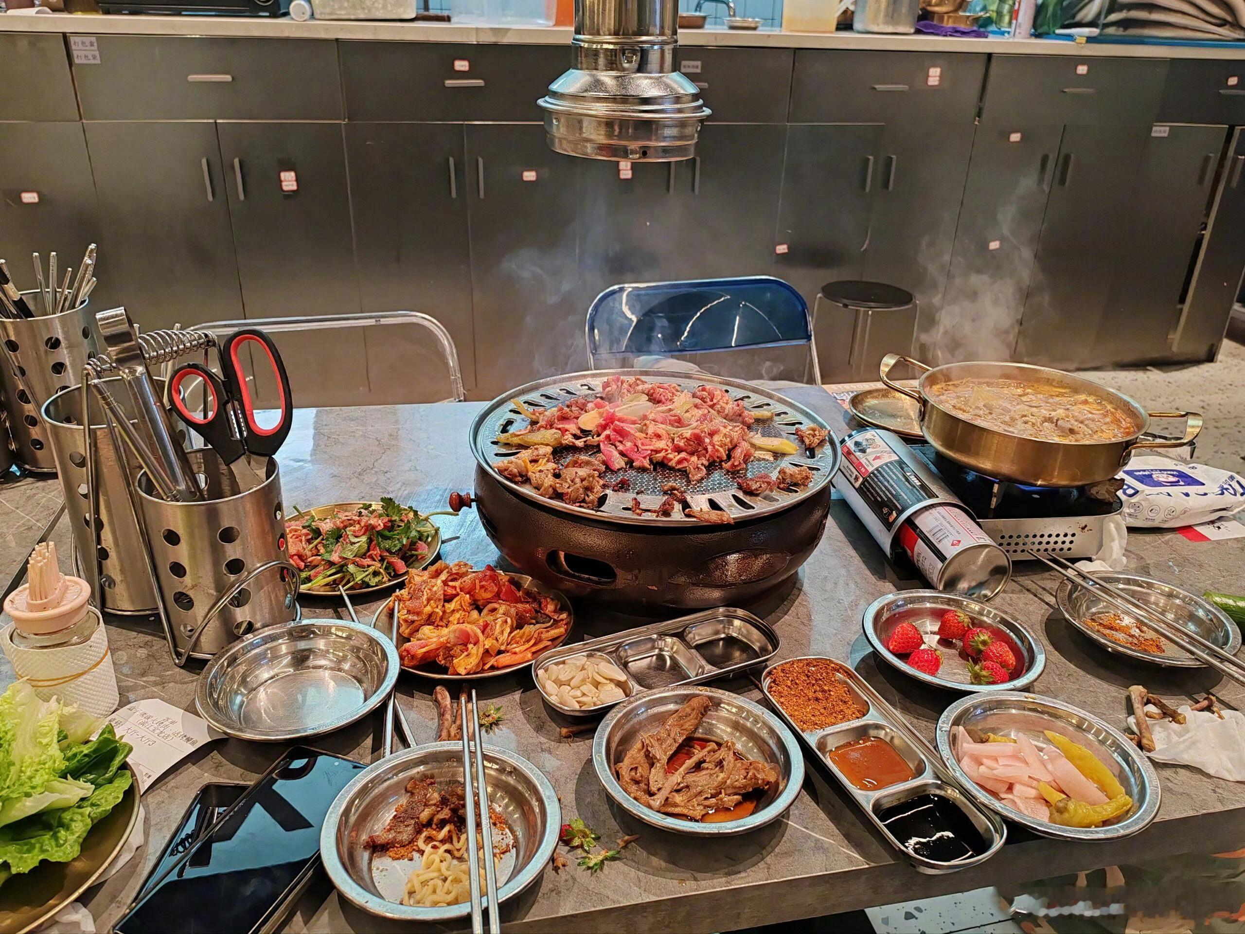 孩子还在icu我和孩子爸爸出来吃烤肉了存够能住两周ICU的钱就够了