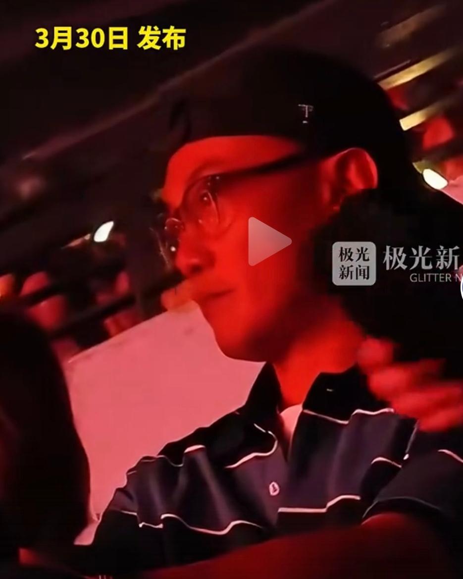 看到陈奕迅去看单依纯演唱会，我忍了；
看到他全程没露笑容表情凝重，我也忍了；
可