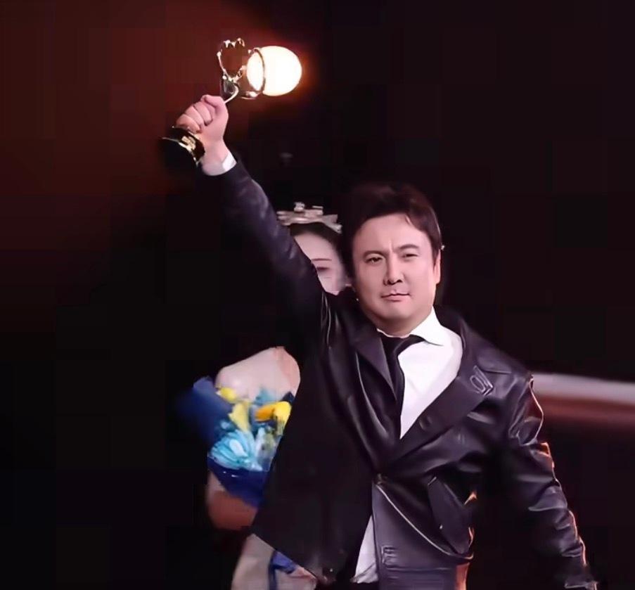 只有大眼认可了沈腾的国民度，所以拿到微博King那晚的他超级开心沈腾最大的奖 微