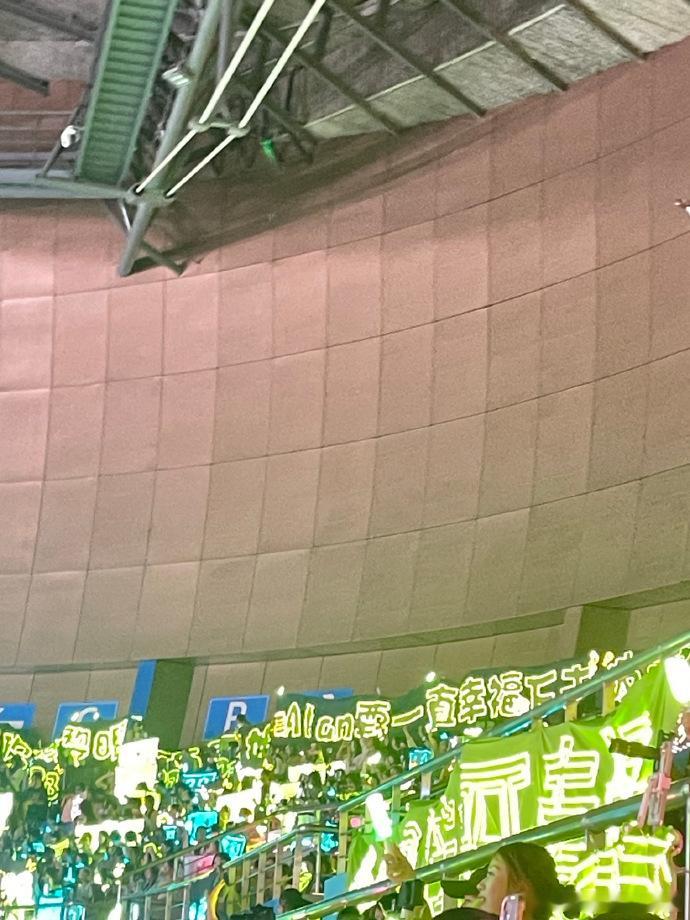 邓佳鑫演唱会灯牌这场演唱会的灯牌不仅闪亮，还与邓佳鑫的歌声一起，带给人无尽的感动