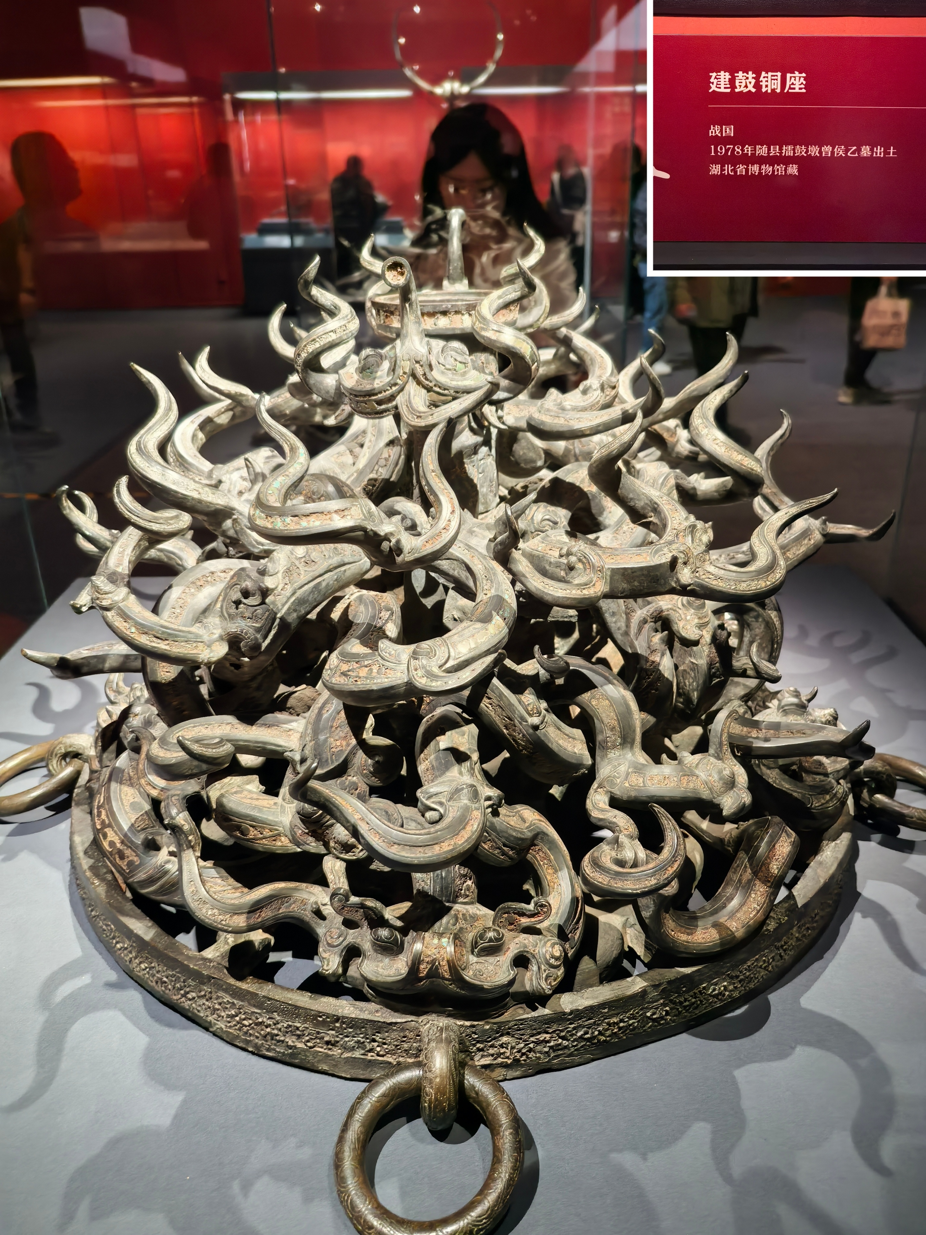带波妞完成艺术课作业：参观国博的展览，寻找文物中美丽的凤，领悟舞蹈的轻盈。  