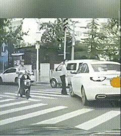 你这事大了，不礼让行人，肇事逃逸这两项能不能够你喝一壶
除非行人闯红灯，行人能犯