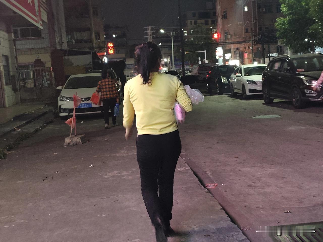 春日生活打卡季21点下班了，前边走的妹仔是谁，这既丰满又好身材的女子应该不是厂的