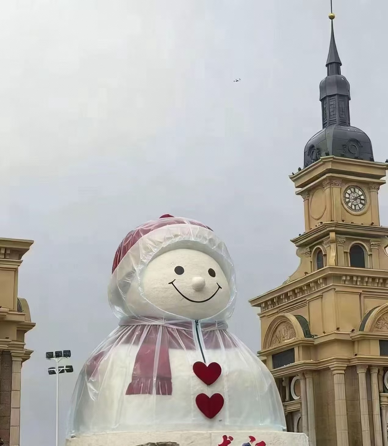 12月，哈尔滨，下雨，这对吗？大雪人居然要在冬天穿雨衣，离大谱