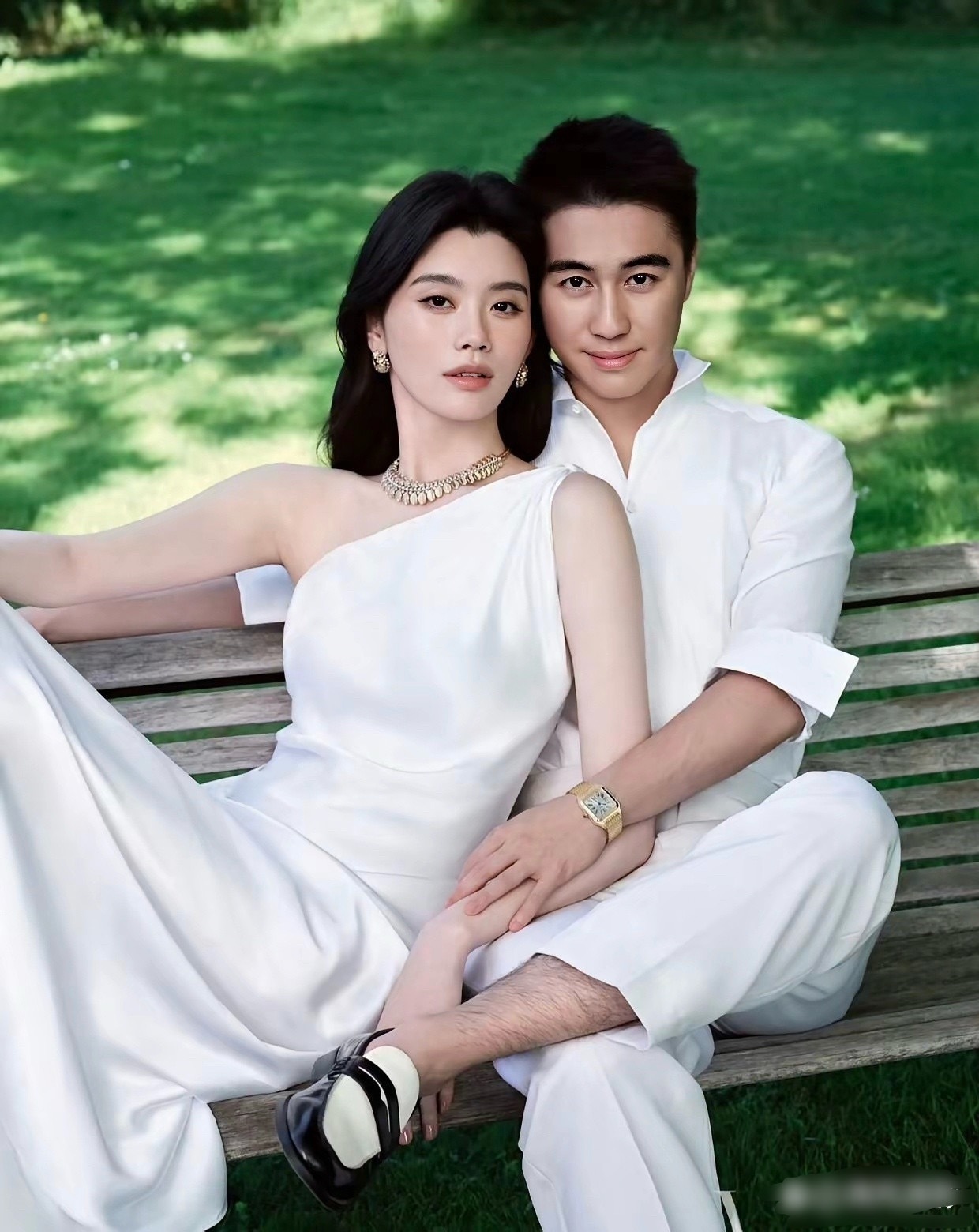 何猷君腿毛也太旺盛了吧，在奚梦瑶旁边有点破坏大片氛围感了