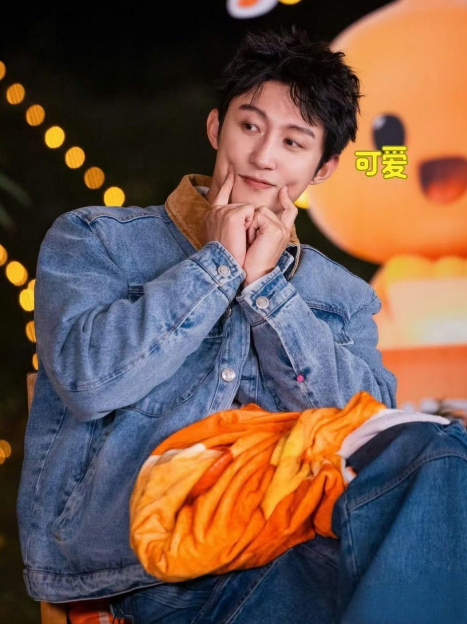 再冷漠的人看到黄景瑜都会笑吧！自带阳光气场，笑容干净又有力量，一眼就被治愈，谁能