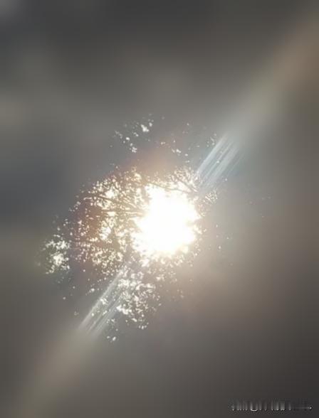 成都连撞7车事故警示：比驾照更难拿的，是“情绪驾照”。

近日，在成都街头，一辆
