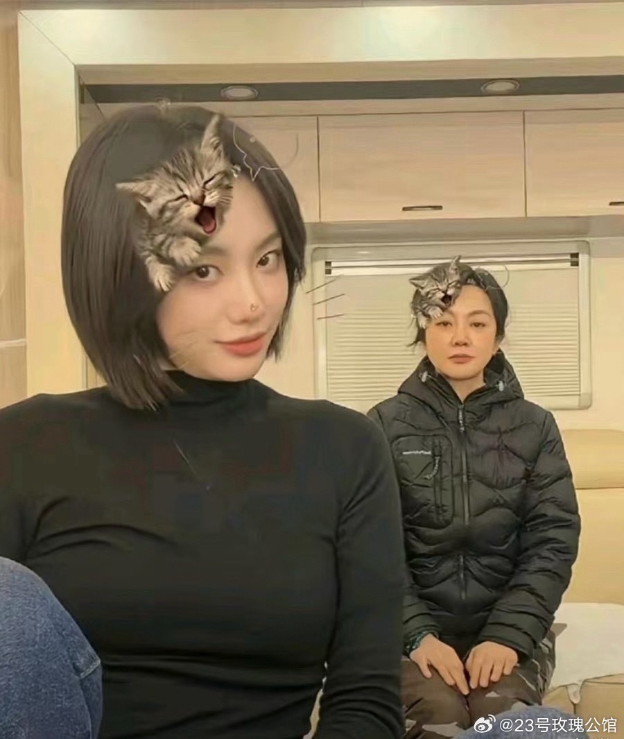 闫妮和女儿。女儿可真漂亮。 