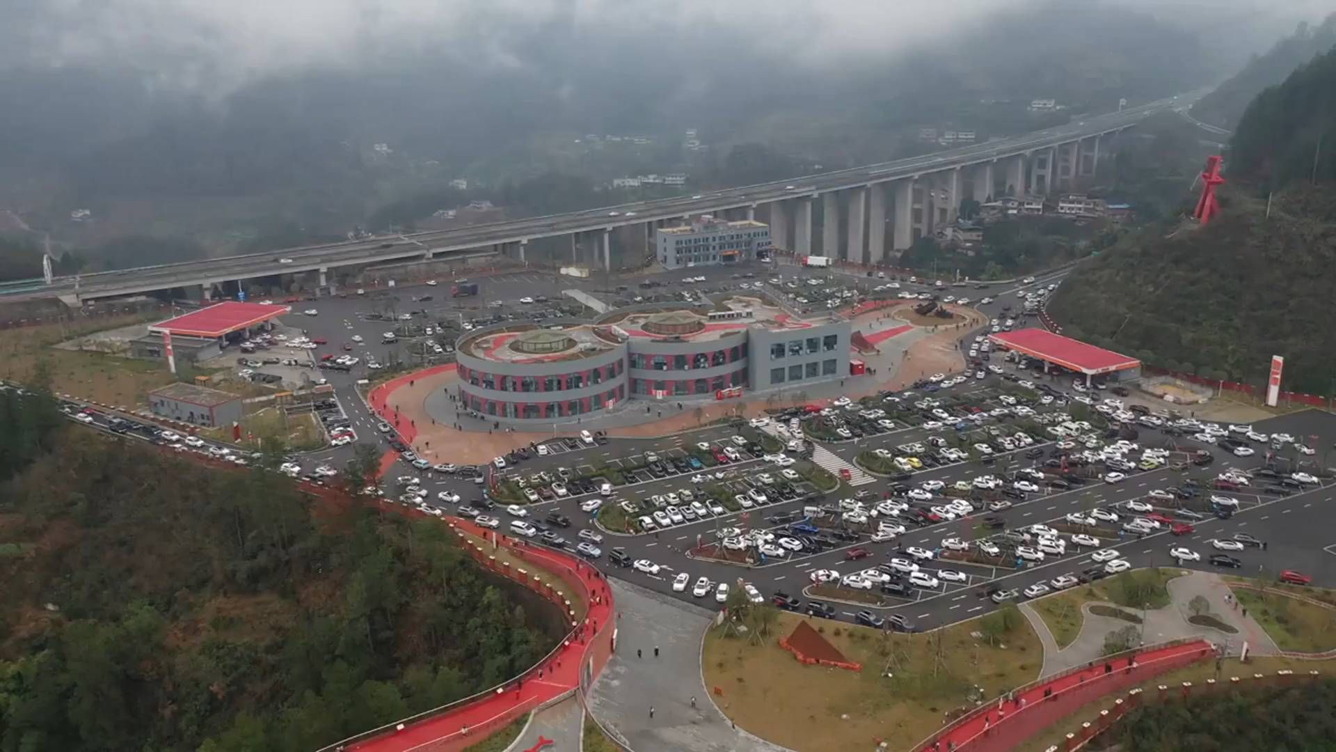 国庆首日连霍高速：电车排队半小时，油车也排长龙，问题不在车型