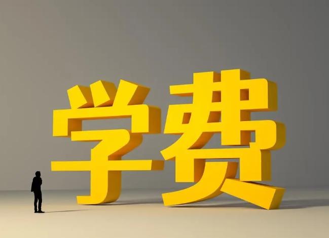 终于有大学生敢提出质疑了：明明大四一整年都在外实习，凭什么要交全额学费？人不在学