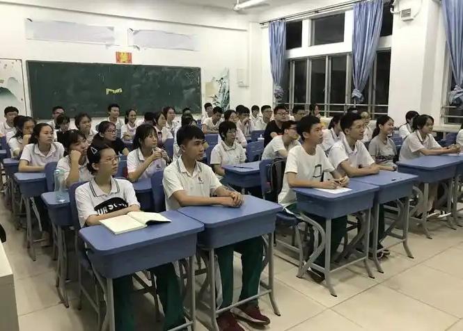 高中阶段，成绩不好的孩子，大多是这几个原因导致的。

1、初中前几名，高中吊车尾