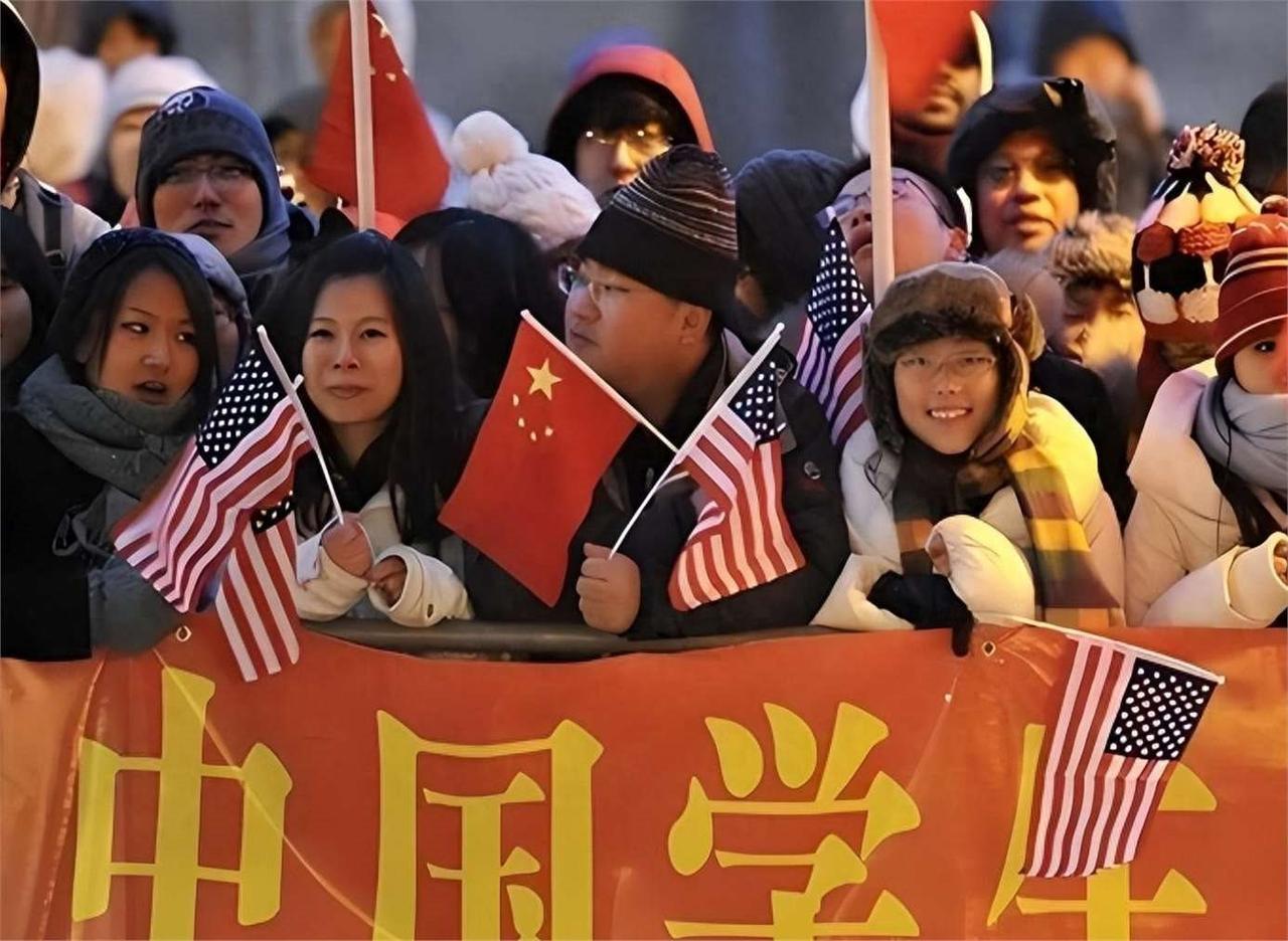 自1971年“乒乓外交”起，中国摆脱了东西方阵营的束缚，逐步度融入全球化。但在人