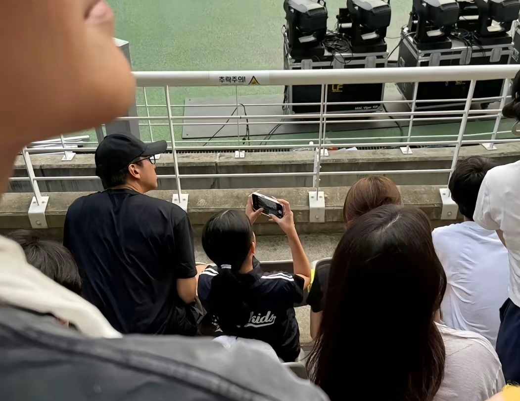 网友偶遇邓超去看BLACKPINK演唱会一家四口都去了 ​​​