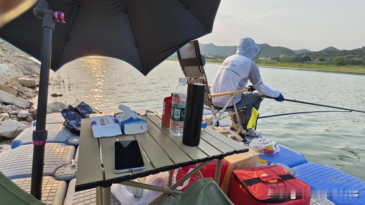 在湖边垂钓，堪称逃离喧嚣的上佳之选。清晨，我携着简易钓具前往湖边，一路上鸟语啁啾