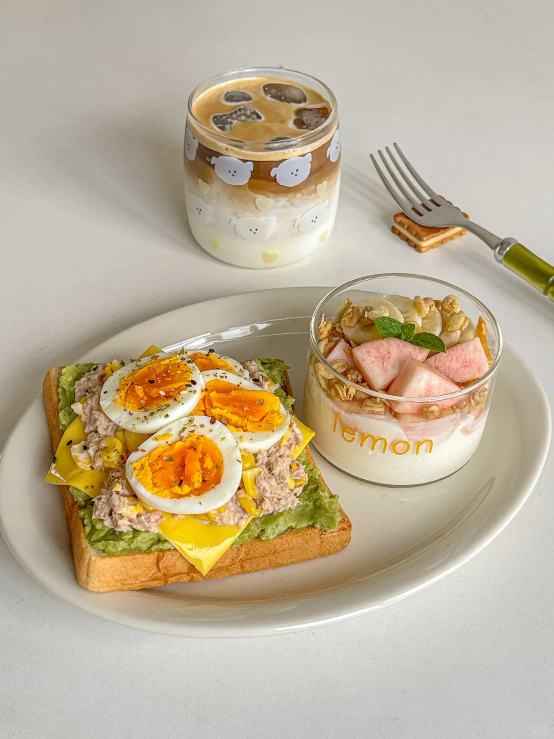 简单brunch🍽️牛油果金枪鱼三明治🥪酸奶杯