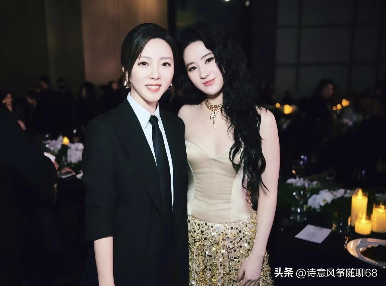 刘亦菲原本就是娱乐圈里一个顶级美女的存在，没想到旁边穿着黑色西装的这个美女更加的