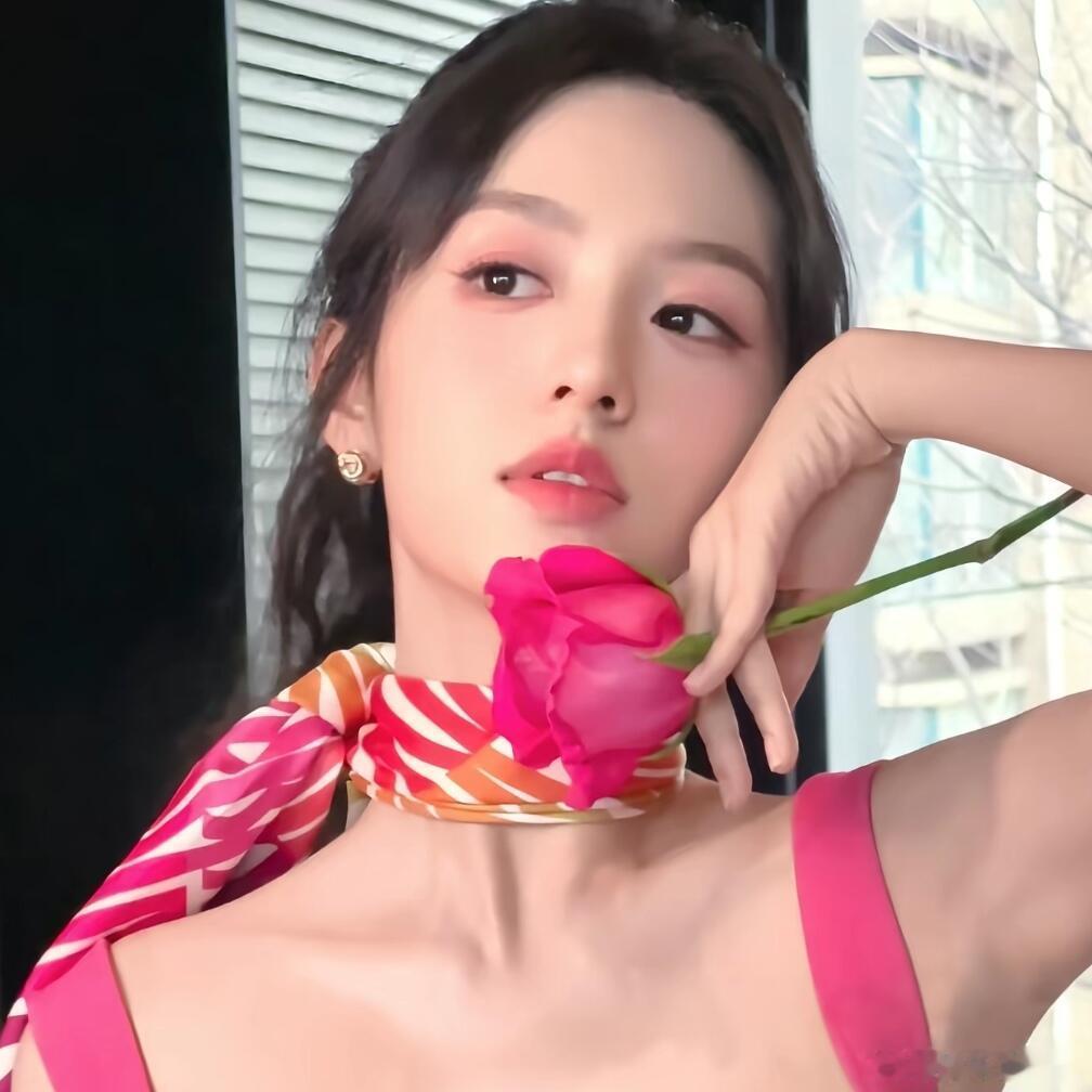 周也人的脸怎么能对称成这样  周也的脸也太对称了吧！建模脸认证，每个角度都美得让